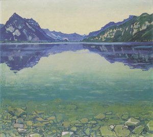 Thunské jezero se symetrickým odrazem před východem slunce